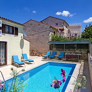 Karina Tar Villa