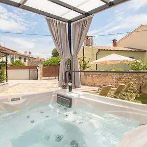 Giovanni Vabriga With Private Jacuzzi Ferienhaus
